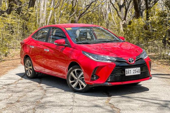 Toyota Vios मध्यम इलेक्ट्रिक कारें 190km/H मैक्स स्पीड FWD 5 सीटर सेडान