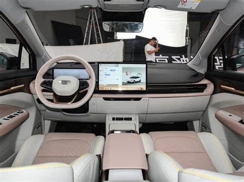 लग्जरी ईसीओ फ्रेंडली इलेक्ट्रिक कार 4 व्हील ड्राइव एसयूवी जीली जियोमेट्री एम6 450 किमी सीएलटीसी