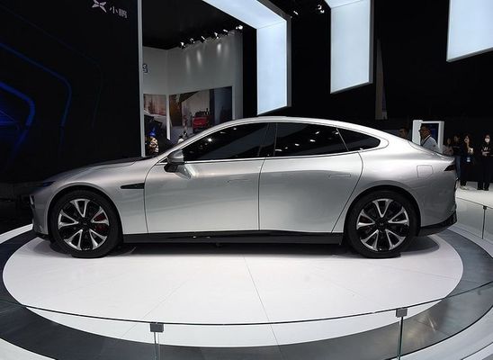 इंटेलिजेंट लिमोसिन इलेक्ट्रिक कार Xpeng P7 Nedc 2WD 4WD 480 586 670 706km रेंज