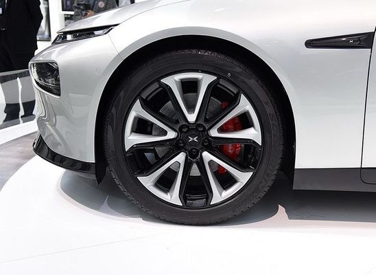 इंटेलिजेंट लिमोसिन इलेक्ट्रिक कार Xpeng P7 Nedc 2WD 4WD 480 586 670 706km रेंज