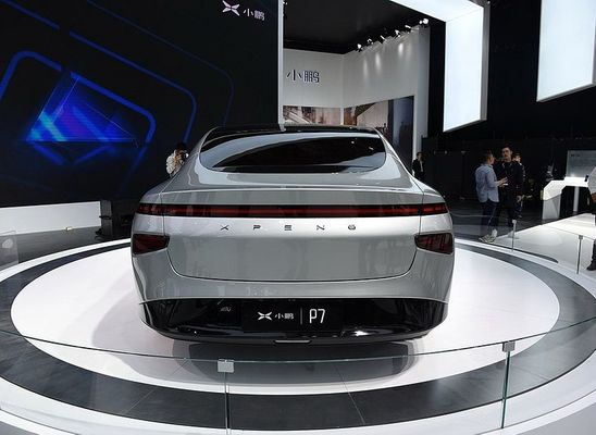 इंटेलिजेंट लिमोसिन इलेक्ट्रिक कार Xpeng P7 Nedc 2WD 4WD 480 586 670 706km रेंज