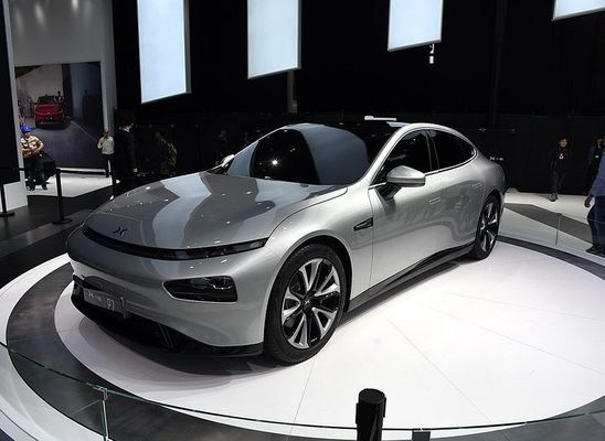 इंटेलिजेंट लिमोसिन इलेक्ट्रिक कार Xpeng P7 Nedc 2WD 4WD 480 586 670 706km रेंज