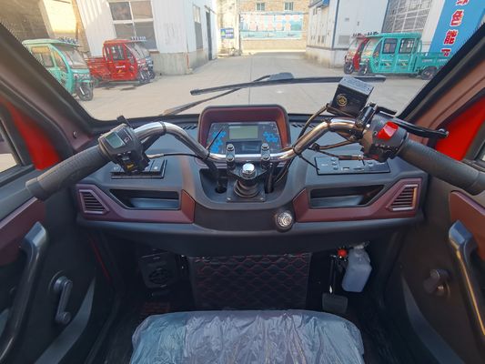 गैसोलीन संचालित बंद मोटर चालित यात्री तीन पहिया बहु रंगों के साथ अधिकतम गति 70 किमी/घंटा