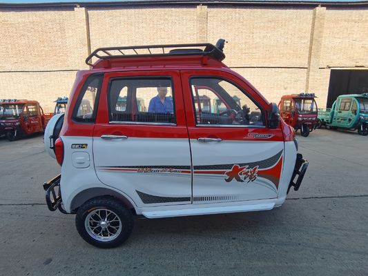 गैसोलीन संचालित बंद मोटर चालित यात्री तीन पहिया बहु रंगों के साथ अधिकतम गति 70 किमी/घंटा