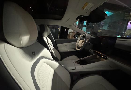 डोंगफेंग Eπ 007 1200 किमी रेंज के साथ और कैंची दरवाजा अधिकतम गति 165 किमी / घंटा 5doors