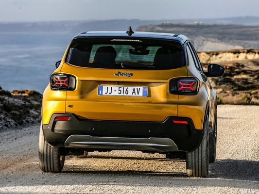 छोटे कॉम्पैक्ट परिवार केंद्रित सभी इलेक्ट्रिक क्रॉसओवर एसयूवी जीप एवेंजर WLTP400km के साथ