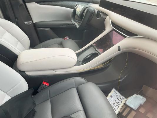 Presale Zhiji L6 शुद्ध इलेक्ट्रिक 4door सेडान मोटर पावर 216kw With A Half Spoke Steeling Wheel नई ऊर्जा कार