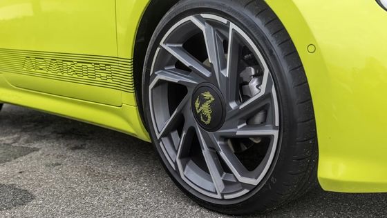 प्यारा और खेल में Abarth 500e गर्म हैचबैक इलेक्ट्रिक कार के रूप में मज़ा के रूप में पेट्रोल 152P.S मोटर शक्ति