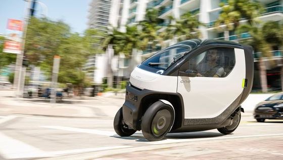 मिनी ईवी कार@ निम्बस वन एक कॉम्पैक्ट, झुकाव वाली कार जो शहरी आवागमन के लिए 50 मील प्रति घंटे तक की गति तक की क्षमता रखती है