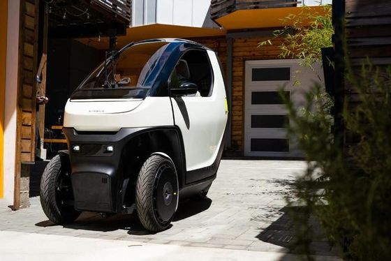 मिनी ईवी कार@ निम्बस वन एक कॉम्पैक्ट, झुकाव वाली कार जो शहरी आवागमन के लिए 50 मील प्रति घंटे तक की गति तक की क्षमता रखती है