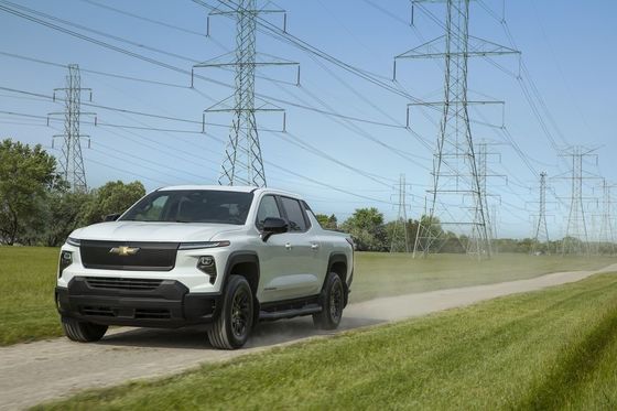 नई ऊर्जा पिकअप 2024 Chevrolet Silverado EV के साथ प्रभावशाली 450 मील EPA रेंज काम कर रहा है 10000 पाउंड की टोलिंग क्षमता