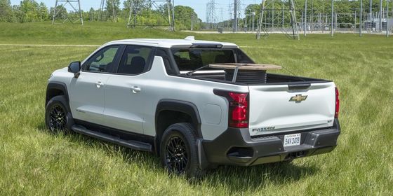 नई ऊर्जा पिकअप 2024 Chevrolet Silverado EV के साथ प्रभावशाली 450 मील EPA रेंज काम कर रहा है 10000 पाउंड की टोलिंग क्षमता