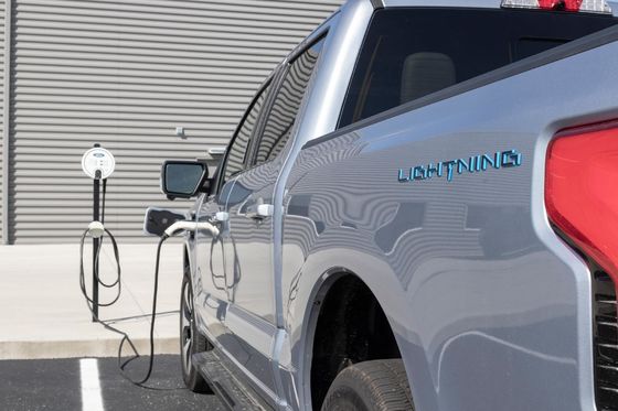 इलेक्ट्रिक कार फोर्ड एफ-150 लाइटिंग बड़ी रेंज और विशाल भंडारण के साथ शुद्ध इलेक्ट्रिक पिकअप