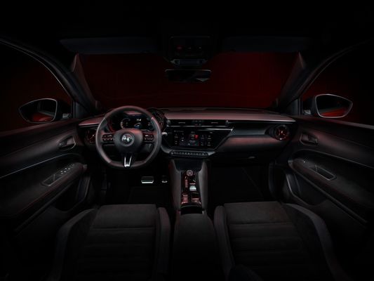 प्रीसेल सबसे स्पोर्टी कॉम्पैक्ट कार अल्फा रोमियो पहला ईवी मिलानो दो ड्राइवट्रेन विकल्पों के साथ 156ph&240ph WLTC 240miles