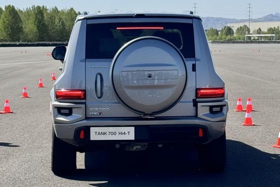 जीडब्ल्यूएम टैंक लक्जरी ऑफ रोड एसयूवी पीएचईवी एडब्ल्यूडी ड्राइवट्रेन 190 किमी/घंटा अधिकतम गति 3.0 टन 360 पीएस वी 6 इंजन और 0.4 घंटे तेजी से चार्जिंग समय के साथ