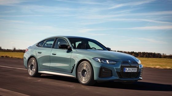 शुद्ध विद्युत वाहन उच्च प्रदर्शन 450 किमी रेंज बीएमडब्ल्यू आई4 त्वरण 0-100 किमी / घंटा पर 3.9s 225 किमी / घंटा शीर्ष गति 400kw शक्ति