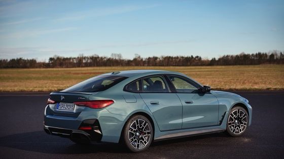 शुद्ध विद्युत वाहन उच्च प्रदर्शन 450 किमी रेंज बीएमडब्ल्यू आई4 त्वरण 0-100 किमी / घंटा पर 3.9s 225 किमी / घंटा शीर्ष गति 400kw शक्ति