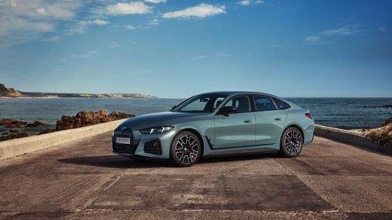 शुद्ध विद्युत वाहन उच्च प्रदर्शन 450 किमी रेंज बीएमडब्ल्यू आई4 त्वरण 0-100 किमी / घंटा पर 3.9s 225 किमी / घंटा शीर्ष गति 400kw शक्ति