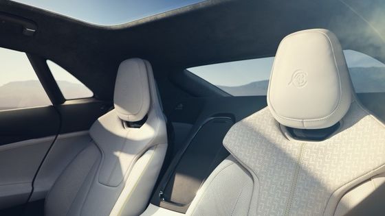 लोटस एमेया 650 किमी रेंज 250 किमी/घंटा की शीर्ष गति और 450 किलोवाट की शक्ति के साथ चार दरवाजे वाले जीटी बॉडीस्टाइल में फर्म की नई युग ईवी तकनीक को पैक करता है।