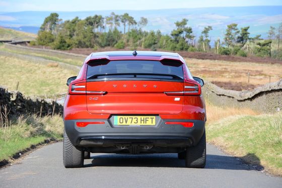 वोल्वो ईसी40 अल्टीमेट ट्विन मोटर विथ डब्ल्यूएलटीपी 326 मील 4.7 सेकंड त्वरण 0-62mph 408hp मोटर हॉर्स पावर