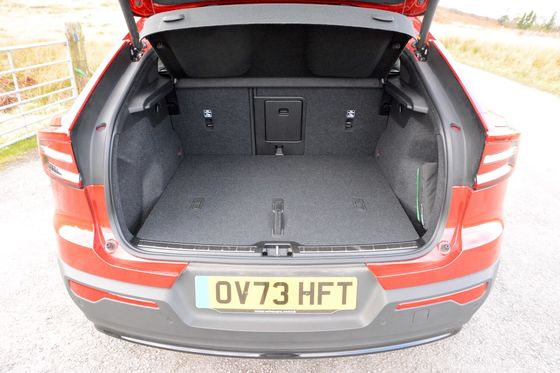 वोल्वो ईसी40 अल्टीमेट ट्विन मोटर विथ डब्ल्यूएलटीपी 326 मील 4.7 सेकंड त्वरण 0-62mph 408hp मोटर हॉर्स पावर