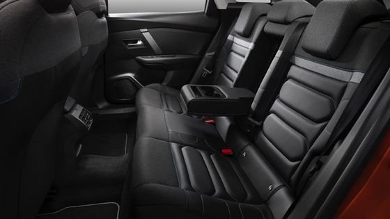 सीट्रोएन की ई-सी4 115 किलोवाट (156 पीएस) की पावर के साथ 150 किमी/घंटा की शीर्ष गति 54 किलोवाट लिथियम आयन बैटरी के साथ