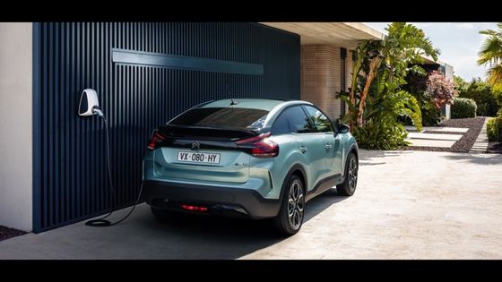 सीट्रोएन की ई-सी4 115 किलोवाट (156 पीएस) की पावर के साथ 150 किमी/घंटा की शीर्ष गति 54 किलोवाट लिथियम आयन बैटरी के साथ