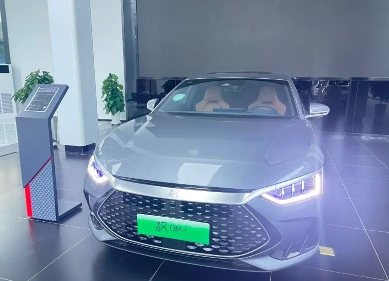 BYD हान मध्यम इलेक्ट्रिक कारें