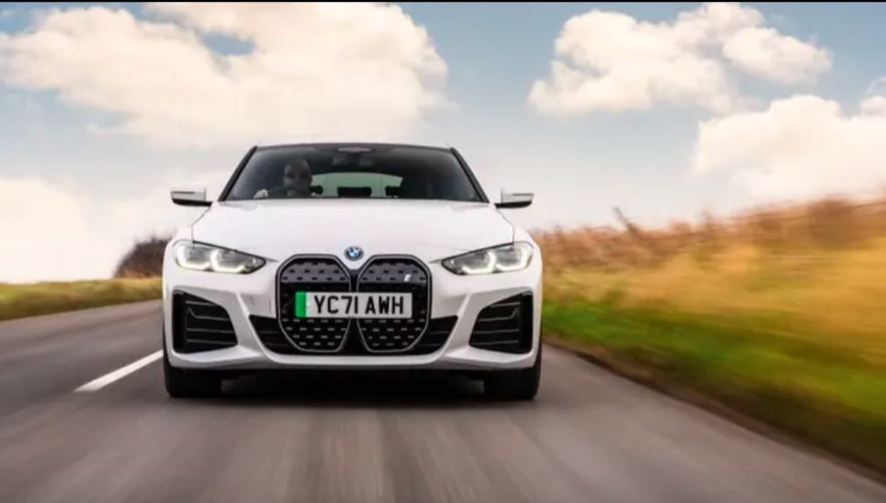 बीएमडब्ल्यू आई4 डबल इलेक्ट्रिक मोटर्स पावर एंड हैचबैक ट्रंक में उपलब्ध नवीनतम और सभी पहियों का ड्राइव